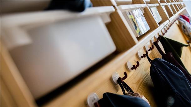 Eine Garderobe in einer Kita.