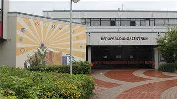 Der Eingang zum Berufsbildungszentrum. 