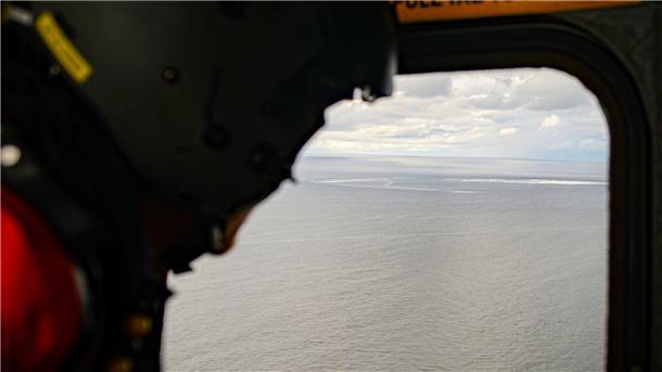 Regierung glaubt nicht an intakte zweite Nord-Stream-2-Röhre Die Besatzung eines Hubschraubers der dänischen Streitkräfte blickt auf das Gasleck in der Ostsee.