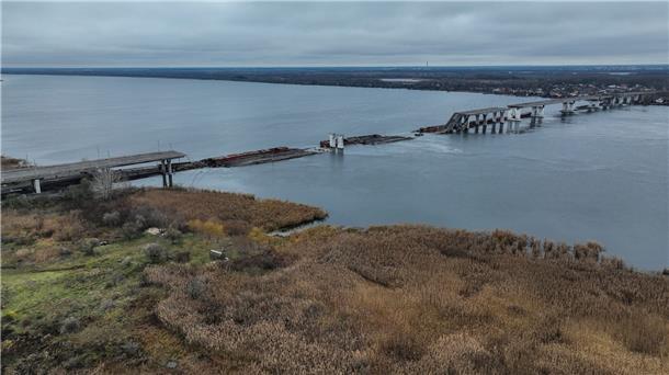 Krieg in der Ukraine: So ist die Lage Die beschädigte Antoniwkabrücke. Der Hauptübergang über den Fluss Dnipro in Cherson wurde Anfang November 2022 von russischen Truppen zerstört, nachdem sie sich aus der südlichen Stadt zurückgezogen hatten.
