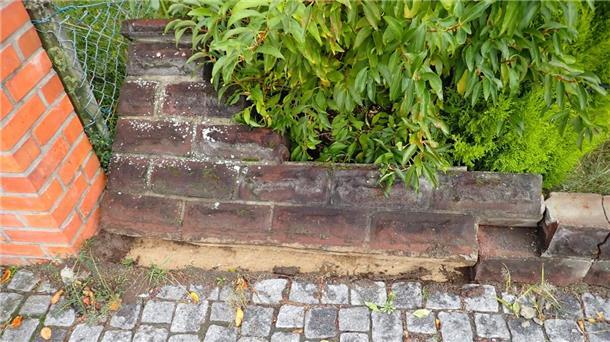 Sinnlose Zerstörung in der Zevener Innenstadt Die beschädigte Mauer an der Straße Auf der Worth.