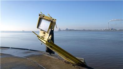 Nach Schiffsunfall: Bremenports lässt die Statik an der Südmole untersuchen Die Beschädigungen an der Mole. Foto: Masorat - f