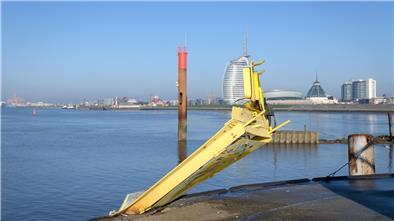 Tankschiff trifft die Südmole in Bremerhaven Die Beschädigungen an der Südmole.