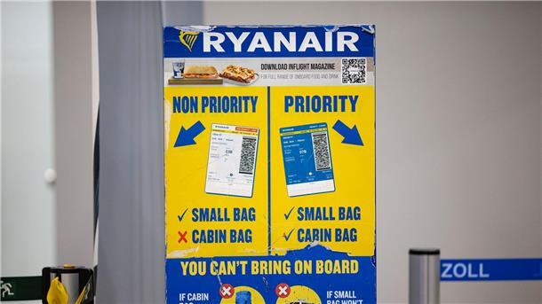 Verbraucherschützer gehen gegen Handgepäck-Gebühr vor Die Beschwerde richtet sich auch gegen die Handgepäckregeln von Ryanair - die irische Fluggesellschaft sieht sich jedoch im Recht. (Archivbild)