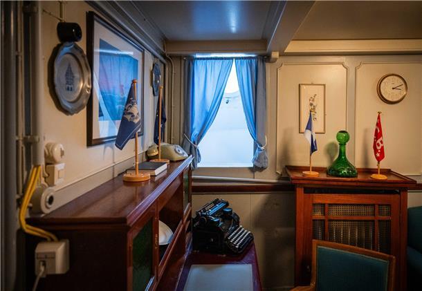 Der perfekte Tag in Bremerhaven für Fans von alten Schiffen Die Besucher der „Schulschiff Deutschland“ dürfen sogar das Kapitänszimmer besuchen.
