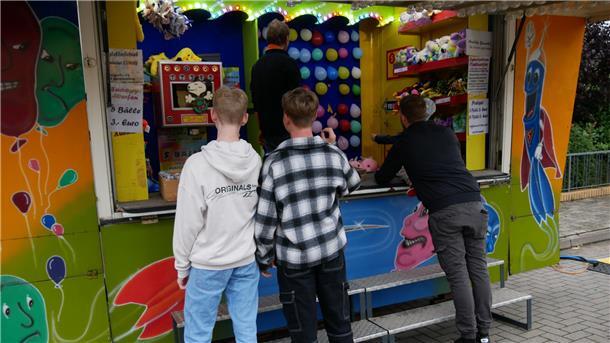 Herbstmarkt in Tarmstedt mit Marktbuden, Karussells und Oktoberfestambiente Die Besucher des Tarmstedter Herbstmarktes versuchten ihr Glück an der Wurfbude.
