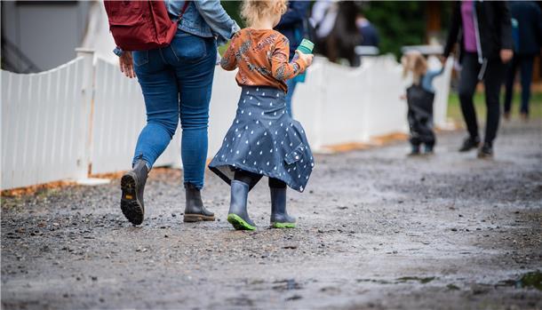 Die Besucher haben bereits regenfestes Schuhwerk an.