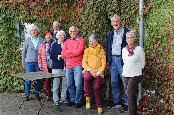 Die Besucherinnen und Besucher machen ein Erinnerungsfoto vor dem Literatenturm.