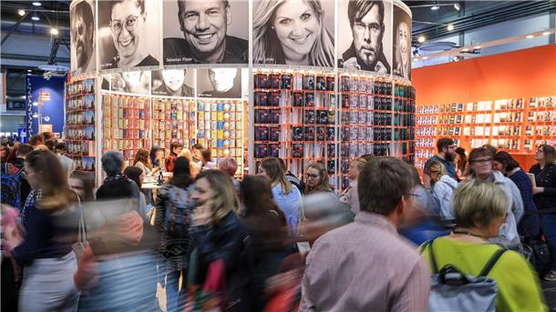 Publikum erobert Leipziger Buchmesse zurück Die Besucherzahlen der Leipziger Buchmesse sind nach drei Jahren Zwangspause fast wieder auf dem Niveau wie vor Corona.