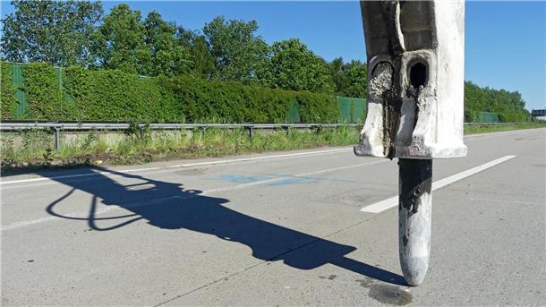 Fotos von der A27-Brücke Wulsdorf: So laufen die Vorbereitungen für den Abriss Die Betonfahrbahn wird mit Presslufthämmern aufgebrochen.