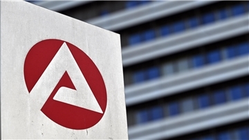 Das Logo der Bundesagentur für Arbeit ist auf einer Stele vor dem Gebäude angebracht.