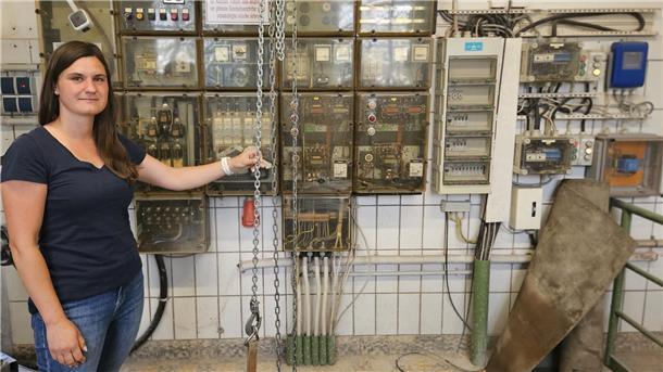 Frau steht in Einswarder Pumpenstation.