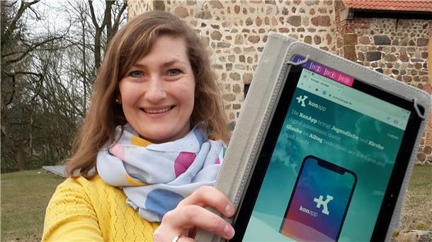Die Bexhöveder Pastorin Lara Schilde zeigt die KonApp, die sie aktuell für den Konfirmandenunterricht nutzt.
