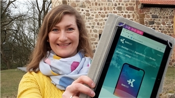 Die Bexhöveder Pastorin Lara Schilde zeigt die KonApp, die sie aktuell für den Konfirmandenunterricht nutzt.