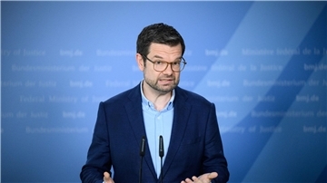 Buschmann: Bezahlkarten für Asylbewerber unbürokratischer „Die Bezahlkarte ist dazu ein unbürokratischer Weg, bei dem niemand Waren austeilen oder Wertmarken ausgeben muss“sagt  Marco Buschmann (FDP).