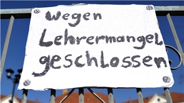 Die Bildungsgewerkschaft prangert an, dass in Niedersachsen Hunderte Lehrer fehlen. 