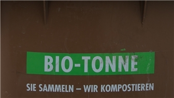 Die Biotonne kommt im Cuxland an. Fast 12.500 Tonnen Küchen- und Gartenabfälle landeten im ersten Jahr darin.