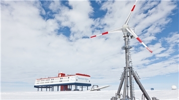 Die bisherige 30-Kilowatt-Windkraftanlage der Neumayer-Station III wird in den kommenden Jahren ergänzt um weitere 50-Kilowatt-Anlagen. Damit wird der Anteil regenerativer Energie auf 65 Prozent erhöht.