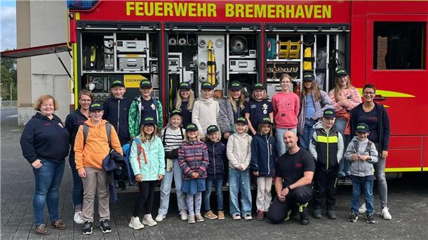 Die "Blaulichtbande" aus Spreckens und Minstedt hat die Bremerhavener Berufsfeuerwehr besucht.