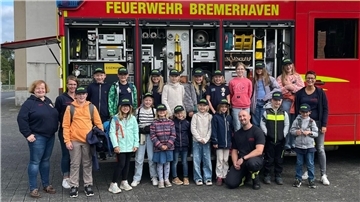 Die "Blaulichtbande" aus Spreckens und Minstedt hat die Bremerhavener Berufsfeuerwehr besucht.