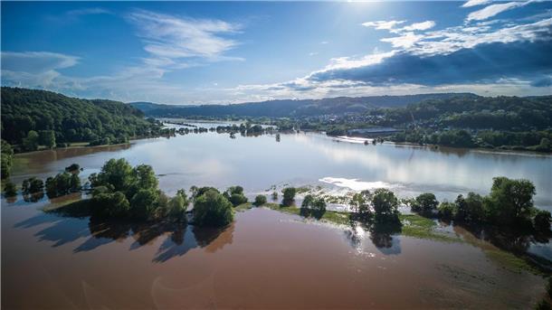 Hochwassernacht im Saarland - Scholz versichert Solidarität Die Blies, ein knapp 100 km langer Nebenfluss der Saar, hat sich in Folge des Hochwassers zu einer Seenplatte ausgeweitet.