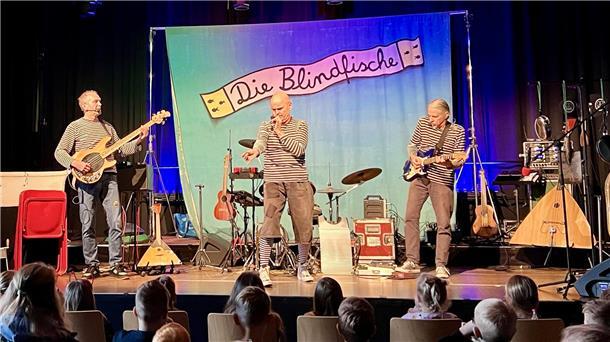 Wie die Blindfische beim Gratis-Konzert für Kinder die Jahnhalle gerockt haben Die Blindfische in Ringel-Shirts auf der Bühne der Jahnhalle