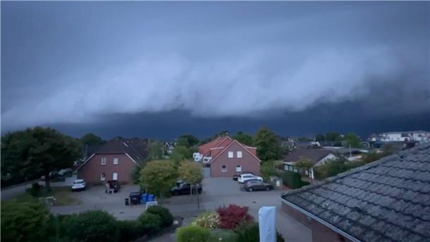 In zwei Minuten: Explosives Wetterphänomen verursacht Sturm über Cuxhaven Die Böenwalze auf dem Weg in Richtung Cuxhavener Kurgebiete und Stadtgebiet (Video-Auszug). Foto: Führer