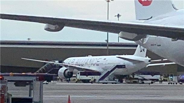Die Boeing 777-300ER der Singapore Airlines auf dem Rollfeld, nachdem sie mit einer Notlandung n Bangkok gelandet war. .
