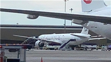 Die Boeing 777-300ER der Singapore Airlines auf dem Rollfeld, nachdem sie mit einer Notlandung n Bangkok gelandet war. .