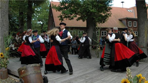 So feiern mehrere Generationen den Erntedank in Heeslingen Die „Börd Heeßler Danzers“ tanzen beim Erntefest zu Live-Musik.