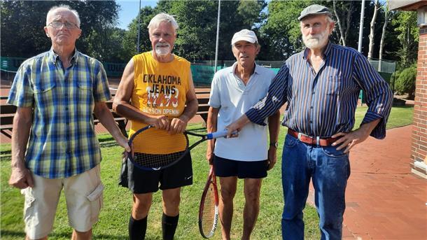 Die Tennismannschaft Herren 65 des SV Brake