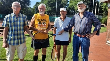 Die Tennismannschaft Herren 65 des SV Brake