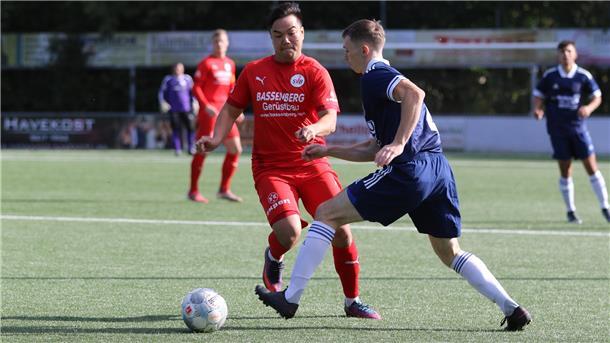 Binh An Pham vom Fußball-Bezirksligisten SV Brake gegen den TuS Obenstrohe