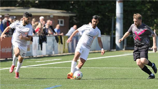 Szene aus einem Fußballspiel des SV Brake mit Ilhan Tasyer (links) und Sirus Timouri.