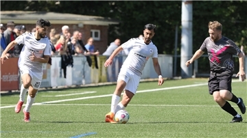Szene aus einem Fußballspiel des SV Brake mit Ilhan Tasyer (links) und Sirus Timouri.