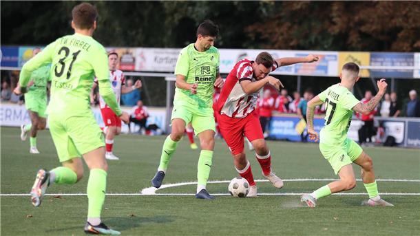 Für Brake kommt es in der Landesliga knüppeldick - Heimpleite gegen Firrel Fußballspiel des SV Brake gegen GW Firrel mit Miklas Kunst (am Ball)