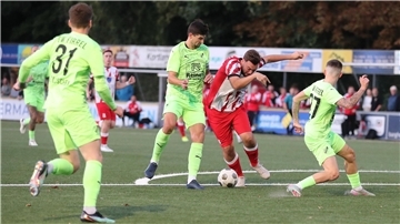 Fußballspiel des SV Brake gegen GW Firrel mit Miklas Kunst (am Ball)