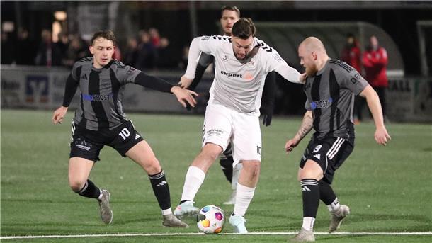 Der SV Brake spielt in der Fußball-Bezirksliga gegen den Heidmühler FC.