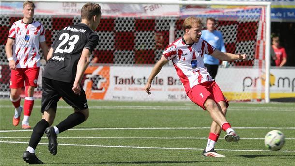 Aufsteiger SV Brake möchte bei BW Papenburg für eine Überraschung sorgen SV Brake gegen FC Schüttorf in der Fußball-Landesliga. Rechts Jannes Vehrenkamp.