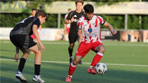 Fußballspiel des SV Brake (rechts Rizgar Kadah)
