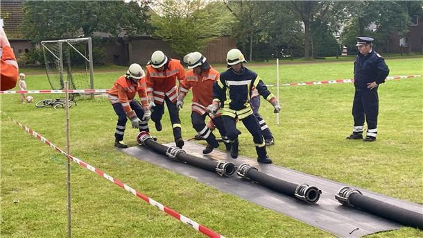 Die Brandbekämpfer in Aktion. 