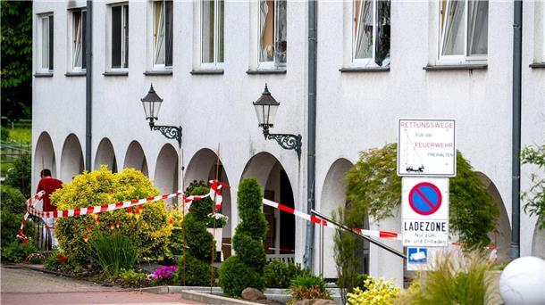 Tödlicher Brand in Alten- und Pflegeheim Die Brandspuren an dem Gebäude des Seniorenheimes sind noch zu sehen.