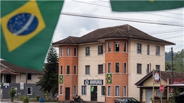 Die brasilianische Flagge, einst Symbol für die Freundschaft zwischen Deutschland und Brasilien, steht in Pomerode für die Unterstüztung der aktuellen Regierung von Präsident Bolsonaro.