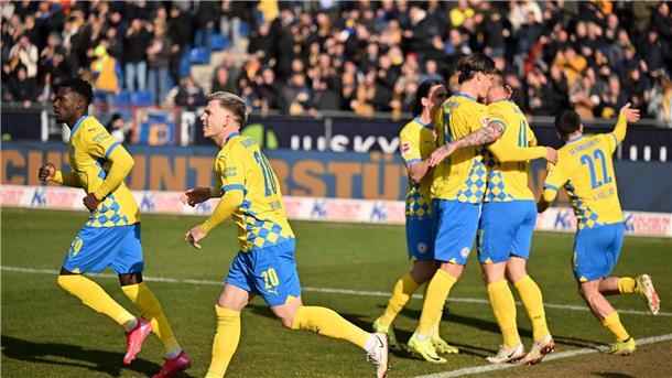 Die Braunschweiger Spieler feiern den Ausgleichstreffer.