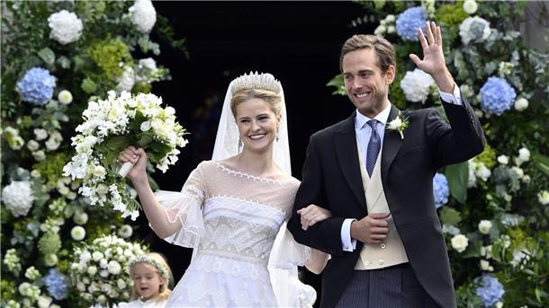 Glanzvolle Hochzeit im Fürstenhaus Liechtenstein Die Braut trug ein langes weißes Klein mit Stickereien und Puffärmeln.