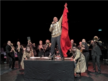 Eine Szene aus der Aufführung "Satiesfaktion" der Bremer Blaskapelle Lauter Blech, die eine Show auch in Bremerhaven gibt und den Musiker Eric Satie in den Fokus rückt.