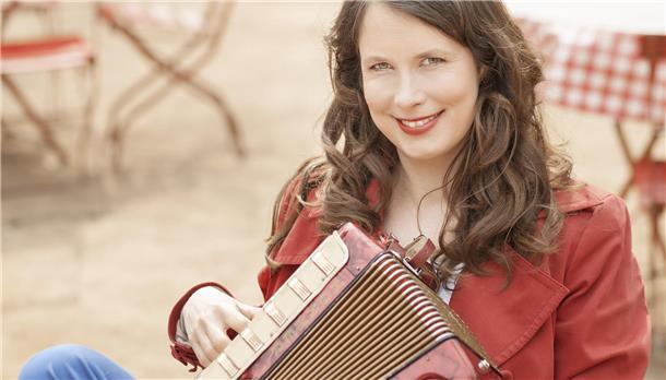 Kunst und Emanzipation: Konzert zu Ehren Emy Rogges in Nordenham Die Bremer Mezzosopranistin Stefanie Golisch erzählt und singt von den großen Diven vergangener Zeiten.