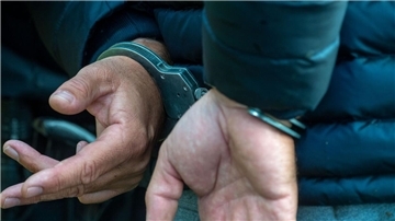 Ein Mann in Handschellen