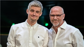 Die Bremer Trainer-Legende Thomas Schaaf mit Co-Autor Daniel Cottäus. Am Mittwoch, 10. Dezember, stellen sie das Buch „Thomas Schaaf – Die Biografie“ auf der Kulturbühne in Bremervörde vor.