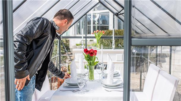 Die Bremerhavener Beschäftigungsgesellschaft „Unterweser“ (BBU) schaffte bereits im vergangenen Herbst Gewächshäuser an. Restaurantleiter Hussein Nikezic zeigt ein dekoriertes Glashäuschen. Foto: Hartmann
